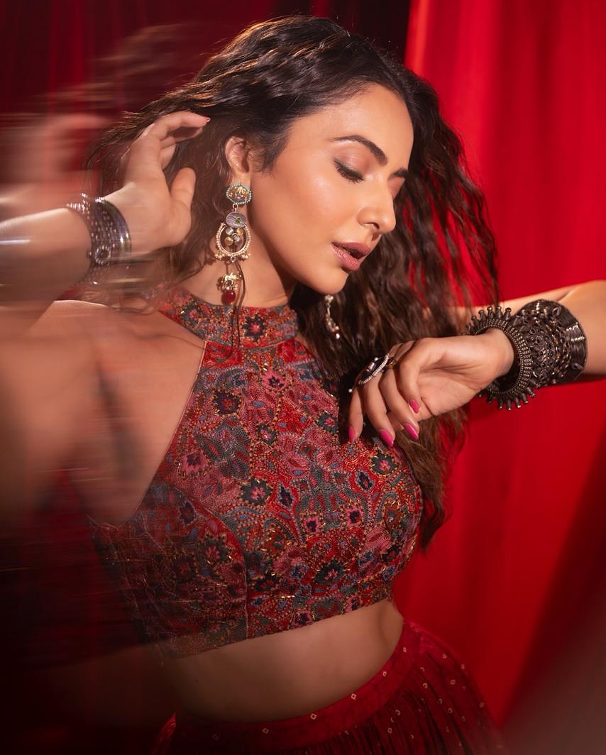 Rakul Preet Singh: లెహంగాలో అందంగా మెరిసిపోతున్న రకుల్.. ఫొటోలు వైరల్